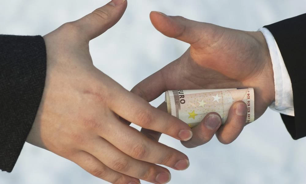 Υπ. Οικονομικών: Έρχεται "πυκνό" νομοσχέδιο για το ξέπλυμα 'βρώμικου" χρήματος